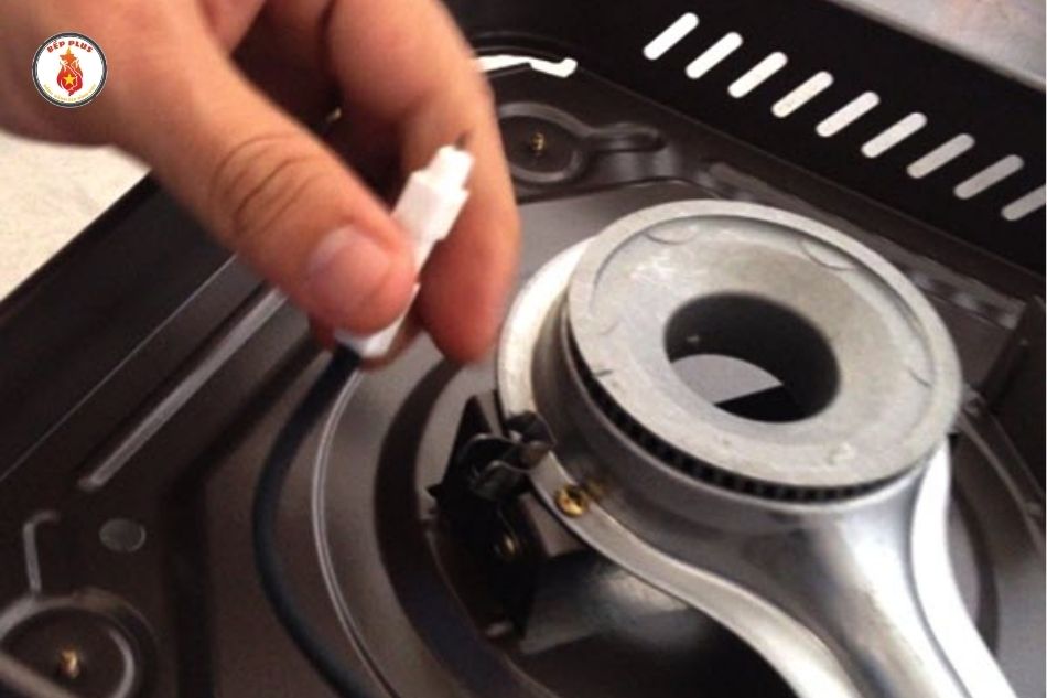 Lỗi bếp gas không đánh lửa do dây dẫn điện bị đứt hoặc tuột giắc